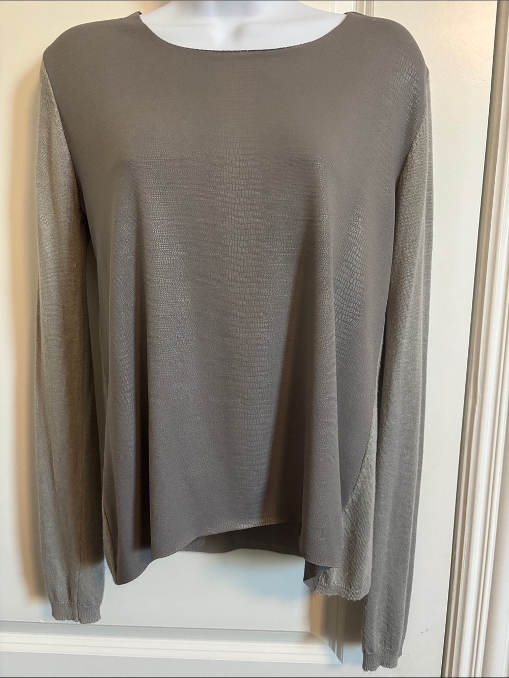 Olivaceous Women's Taupe Long-Sleeve snake print Scoop Neck sweater Top M #77T